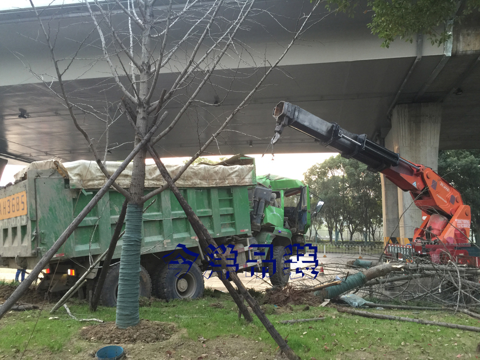 武漢設備吊裝公司趕上大雨天怎么辦？